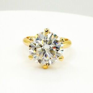 Stunning round cut, gold moissanite ring